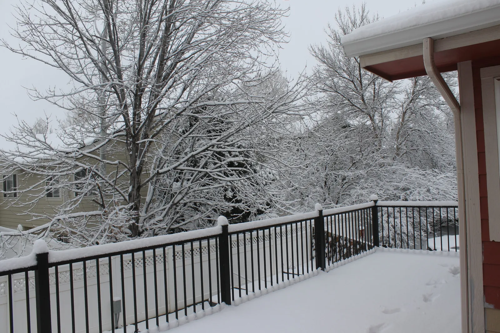 winter-deck-care-colorado-snow-covered-deck Winter deck care in Colorado: late winter tips for composite decks