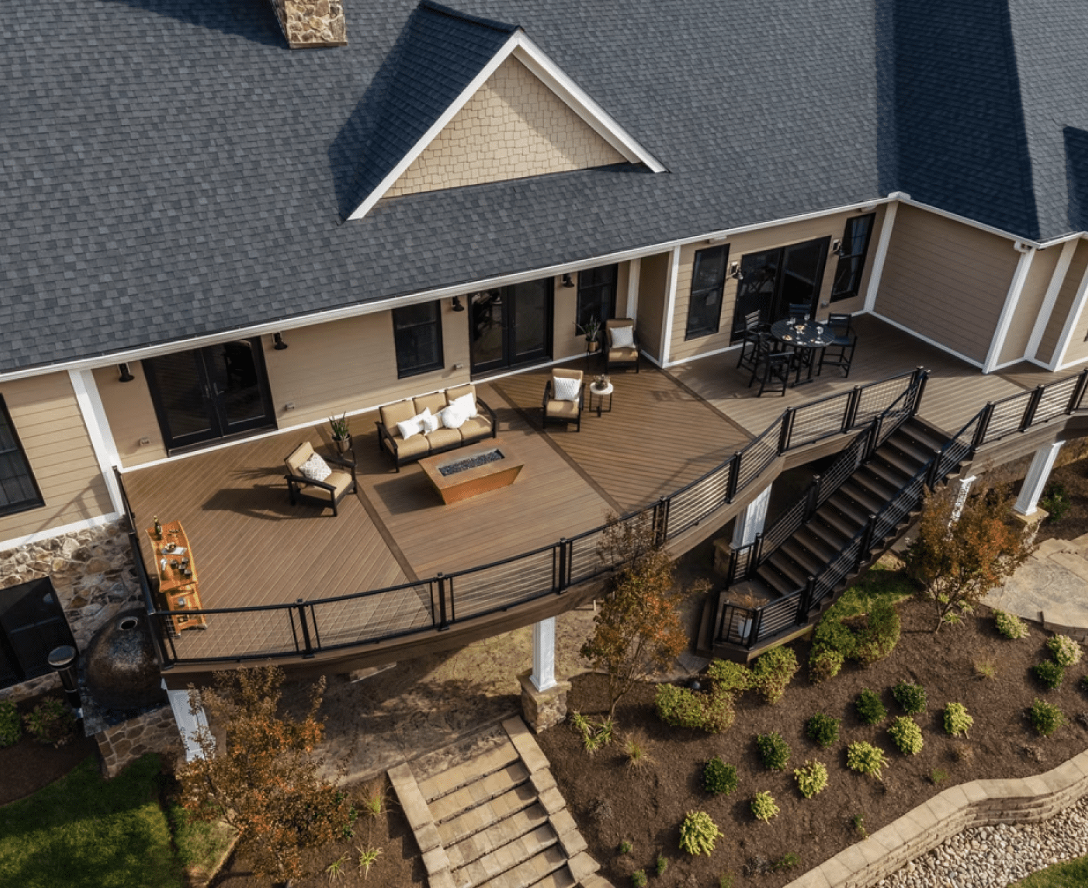 Trex deck with creative curved design