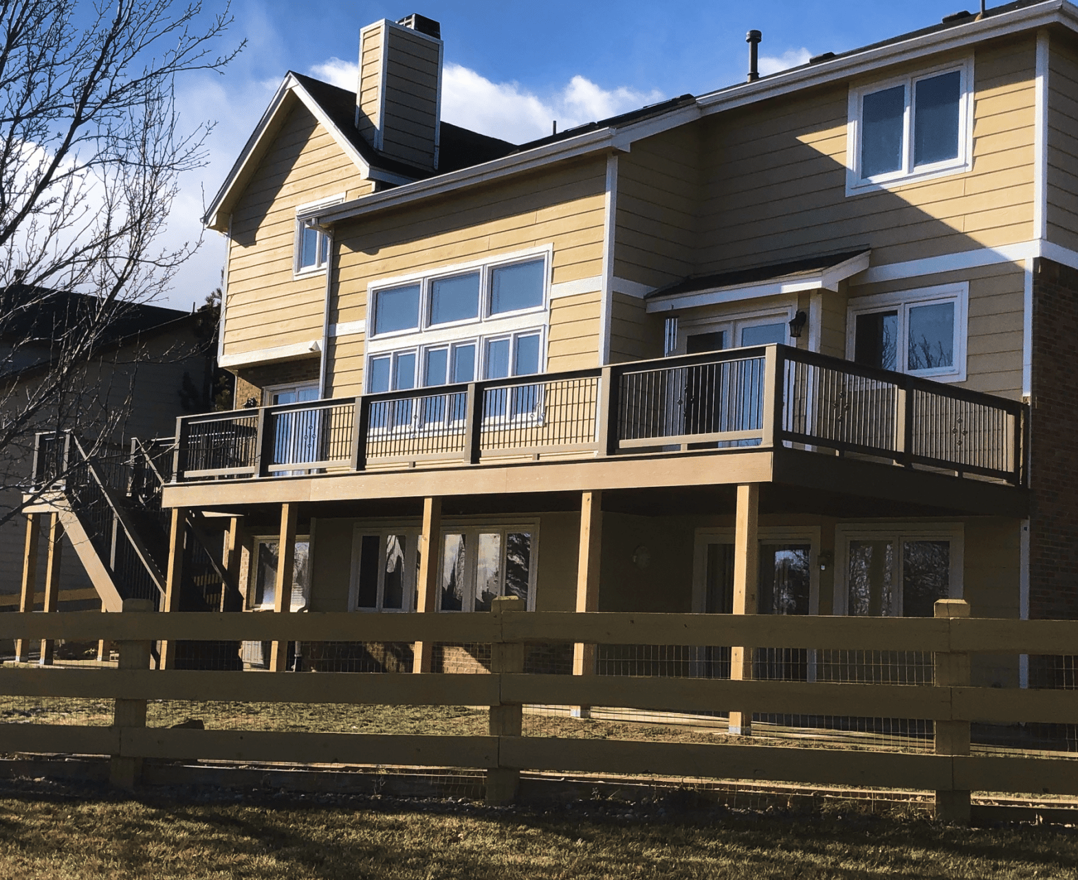 Long upper level deck integrating multiple rooms