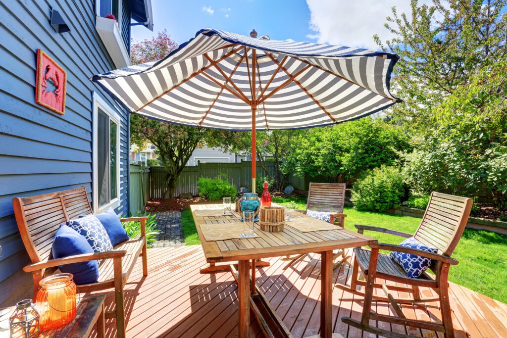 Deck layout ideas for small backyards: maximizing your outdoor space